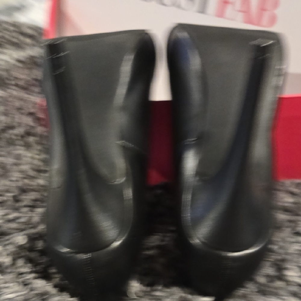 JustFab Black and Gold Heels with Elegant Design - Picture 3 of 10